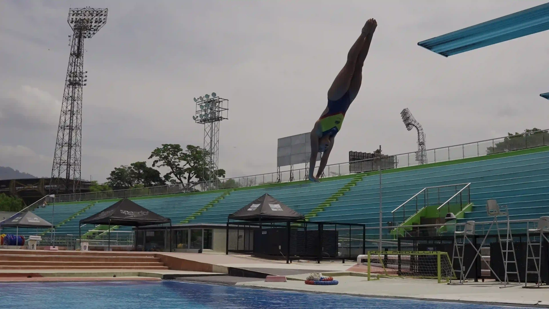 Daniela Zapata practicando clavados, destacándose como atleta de alto rendimiento.